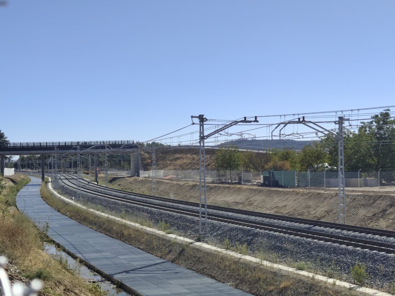 Vista del antiguo trazado ferroviario en Palencia con obras en curso.