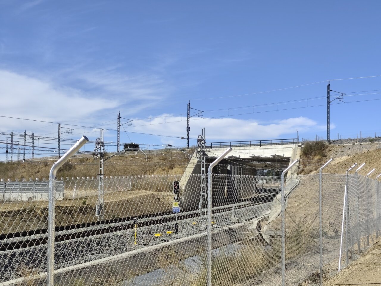 Vista de la vía fantasma y obras del acceso ferroviario en Palencia