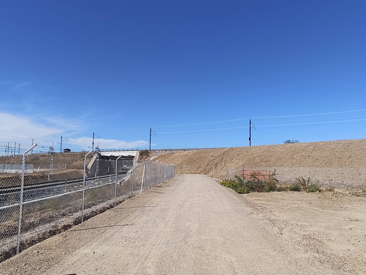 Vista de un antiguo trazado ferroviario desmantelado en Palencia