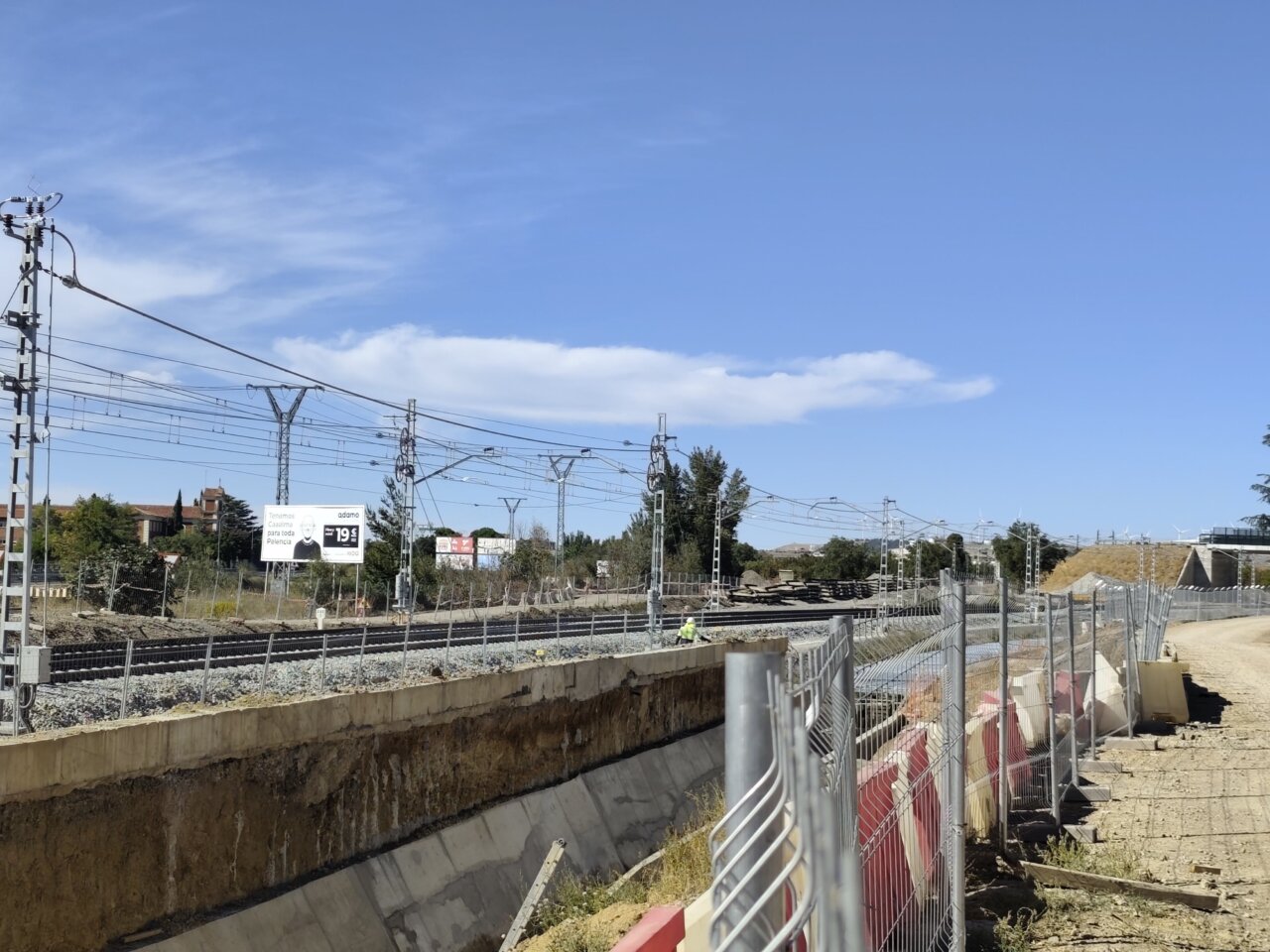 Vista de la antigua vía ferroviaria en desuso en Palencia