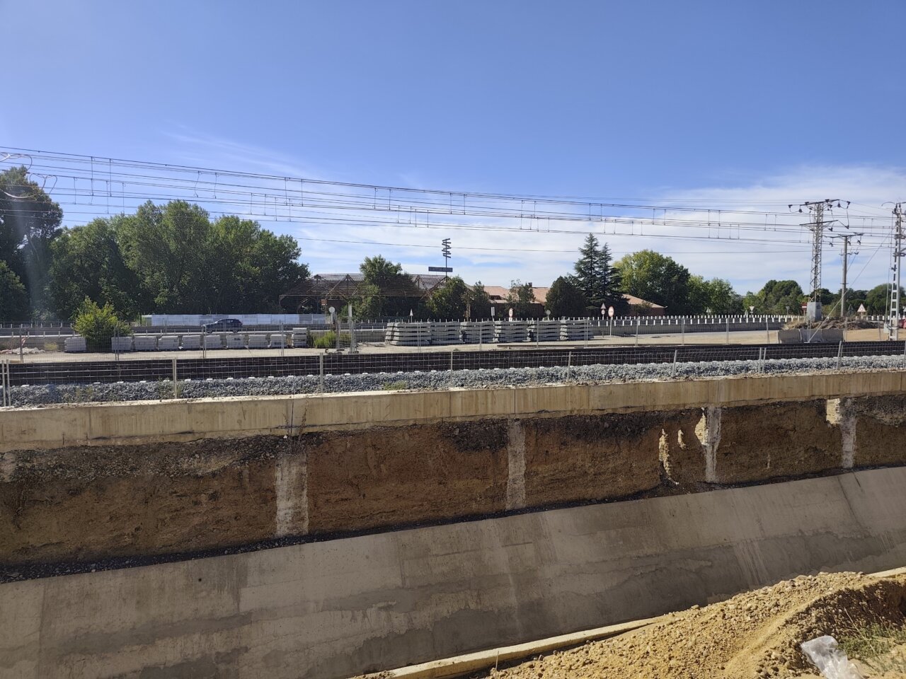 Vista de la antigua vía ferroviaria en Palencia con obras en curso.