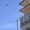 Farola en un edificio con cielo azul en Palencia