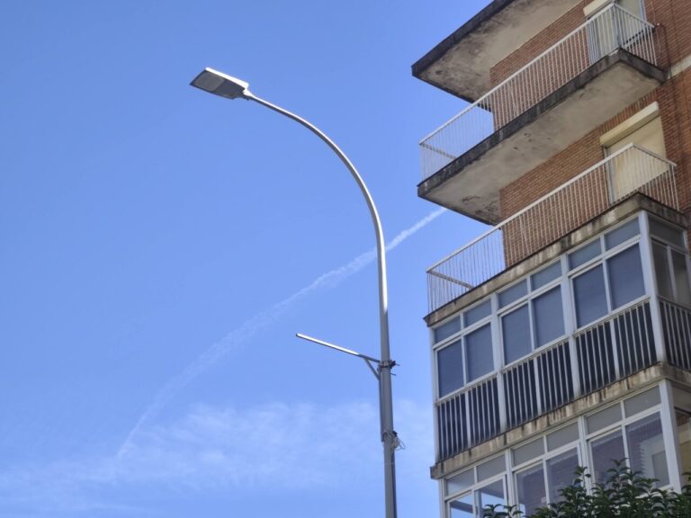 Farola en un edificio con cielo azul en Palencia