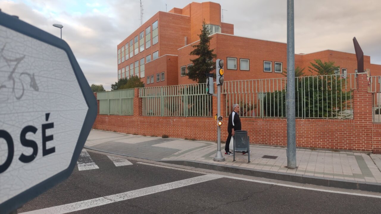 Hombre esperando en un cruce semafórico en Palencia.