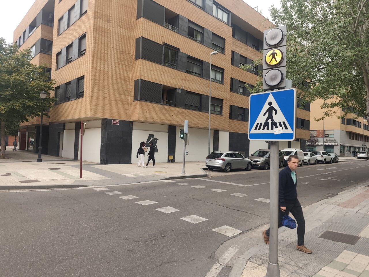 Cruce semafórico en Palencia con peatones y señal de tráfico