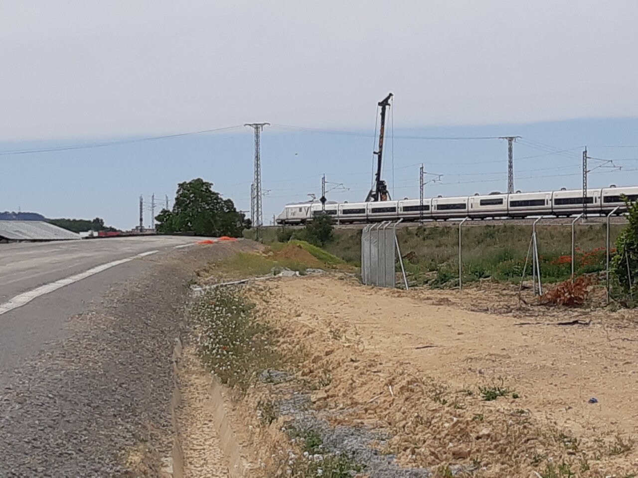 Vista de la vía fantasma y tren en el nuevo acceso ferroviario en Palencia