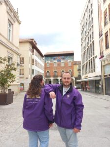 Marta y Sergio en la plaza de Palencia con chaquetas de Chiguito Corito