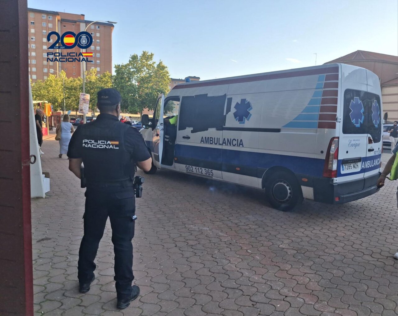 Agente de policía observando una ambulancia en la Plaza de Toros