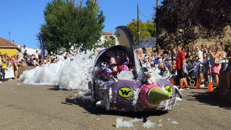 Carrera de autos locos con espuma en Palencia