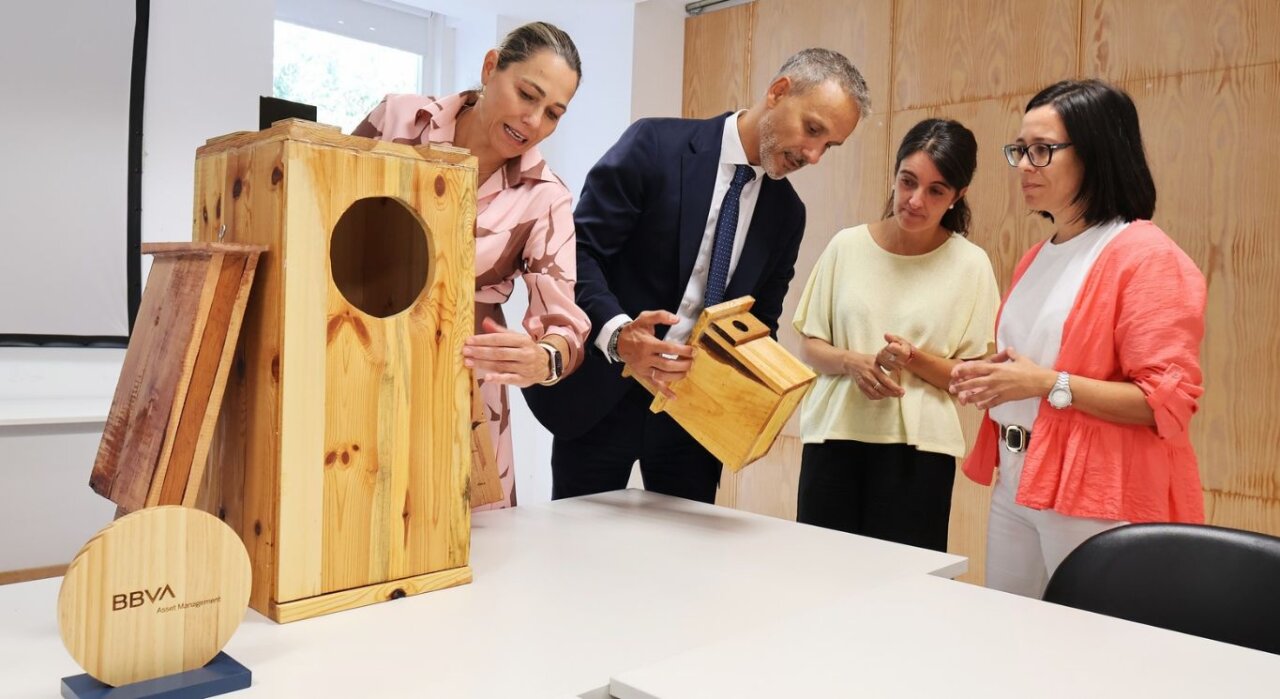 Personas colaborando en la construcción de cajas nido para aves