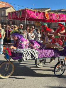 Participantes en la Carrera de Camas en Saldaña con disfraces coloridos
