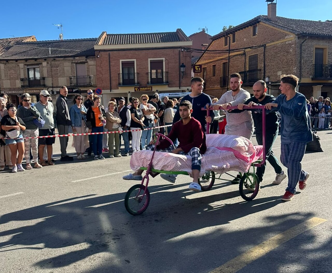 Participantes compiten en la carrera de camas en Saldaña.
