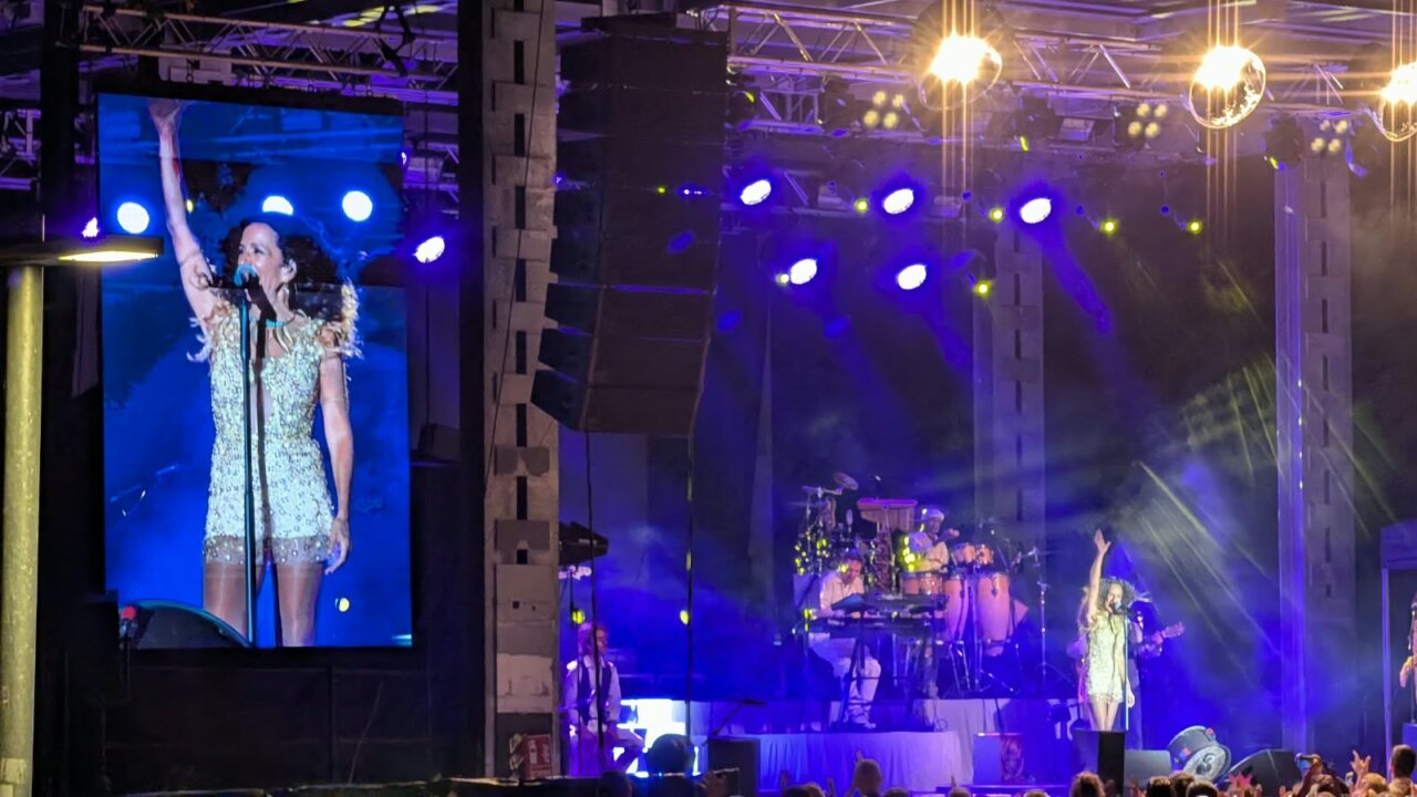 Rosario Flores actuando en un concierto en Palencia