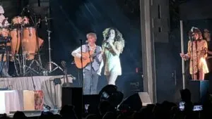 Rosario Flores actuando en un concierto en Palencia con músicos