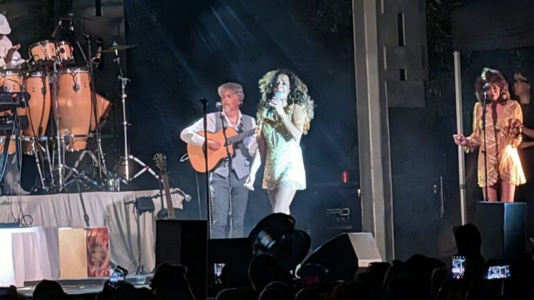 Rosario Flores actuando en un concierto en Palencia con músicos
