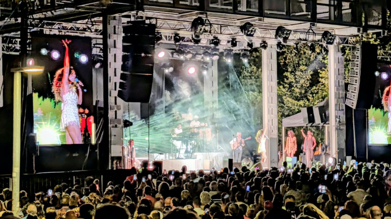 Rosario Flores actuando en un concierto en Palencia con público entusiasta