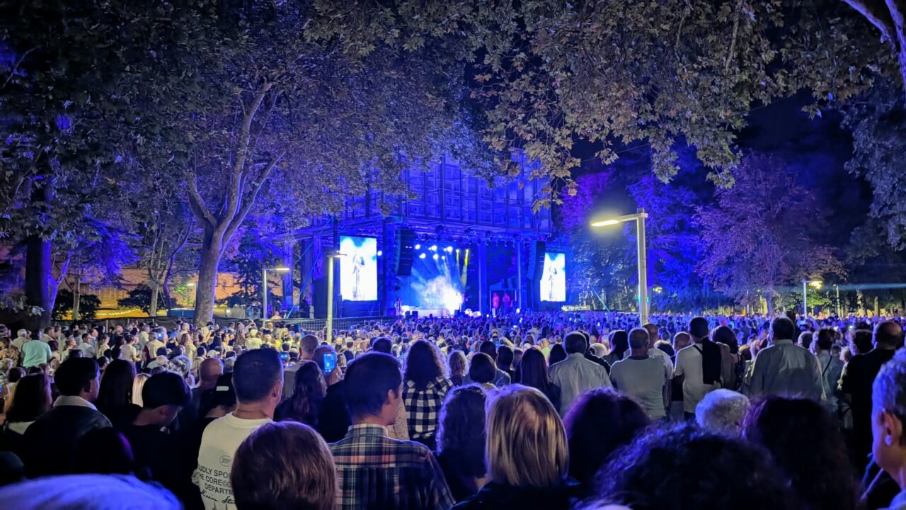 Concierto de Rosario Flores en el Parque del Salón de Palencia con gran afluencia de público.
