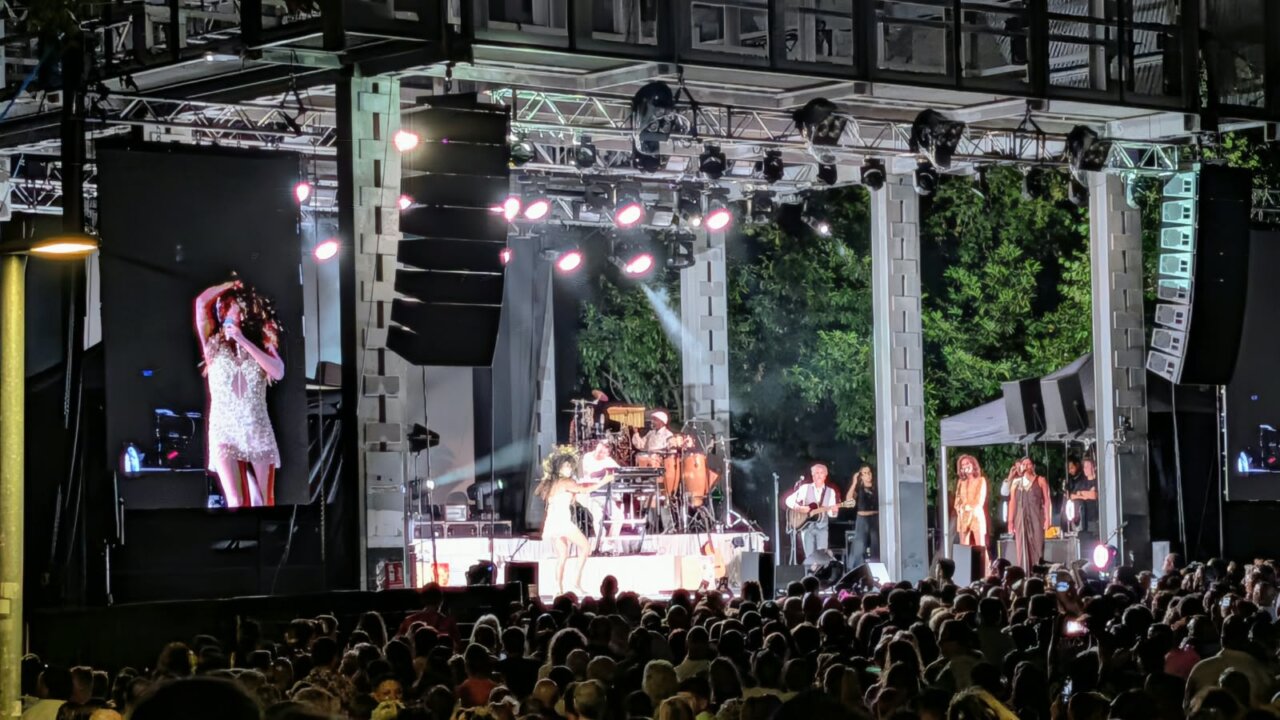 Rosario Flores actuando en un concierto en Palencia ante un gran público.