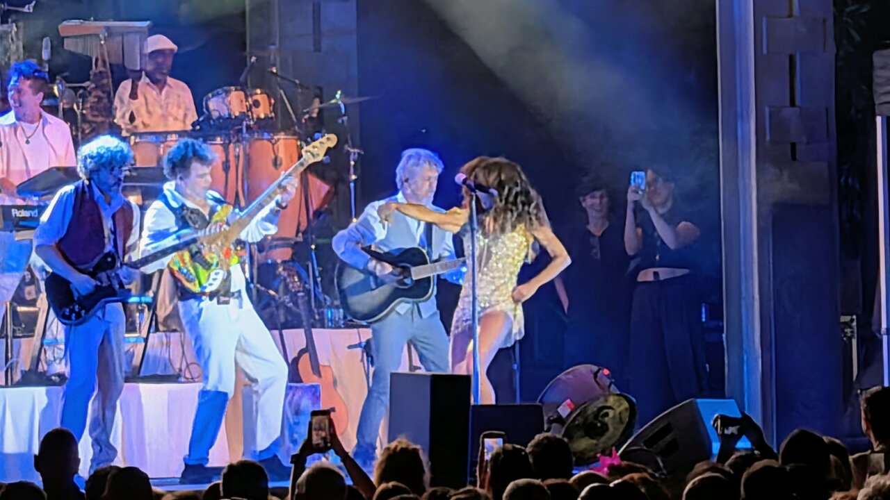 Rosario Flores actuando en un concierto en Palencia con su banda.