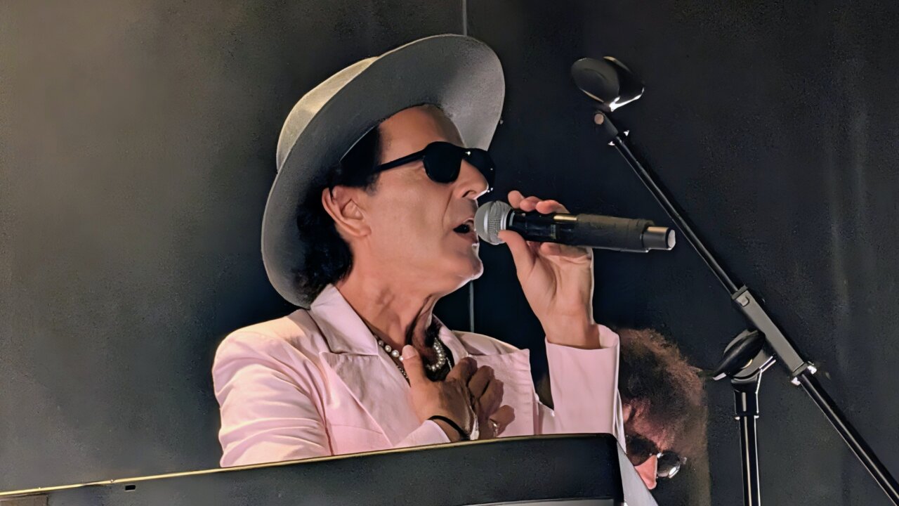Coti cantando en la Plaza Vieja durante las Fiestas del Valle en Saldaña.