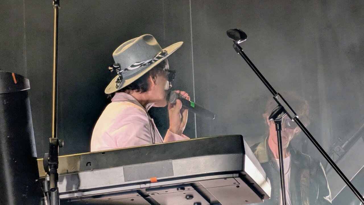 Coti cantando en la Plaza Vieja durante las Fiestas del Valle en Saldaña.