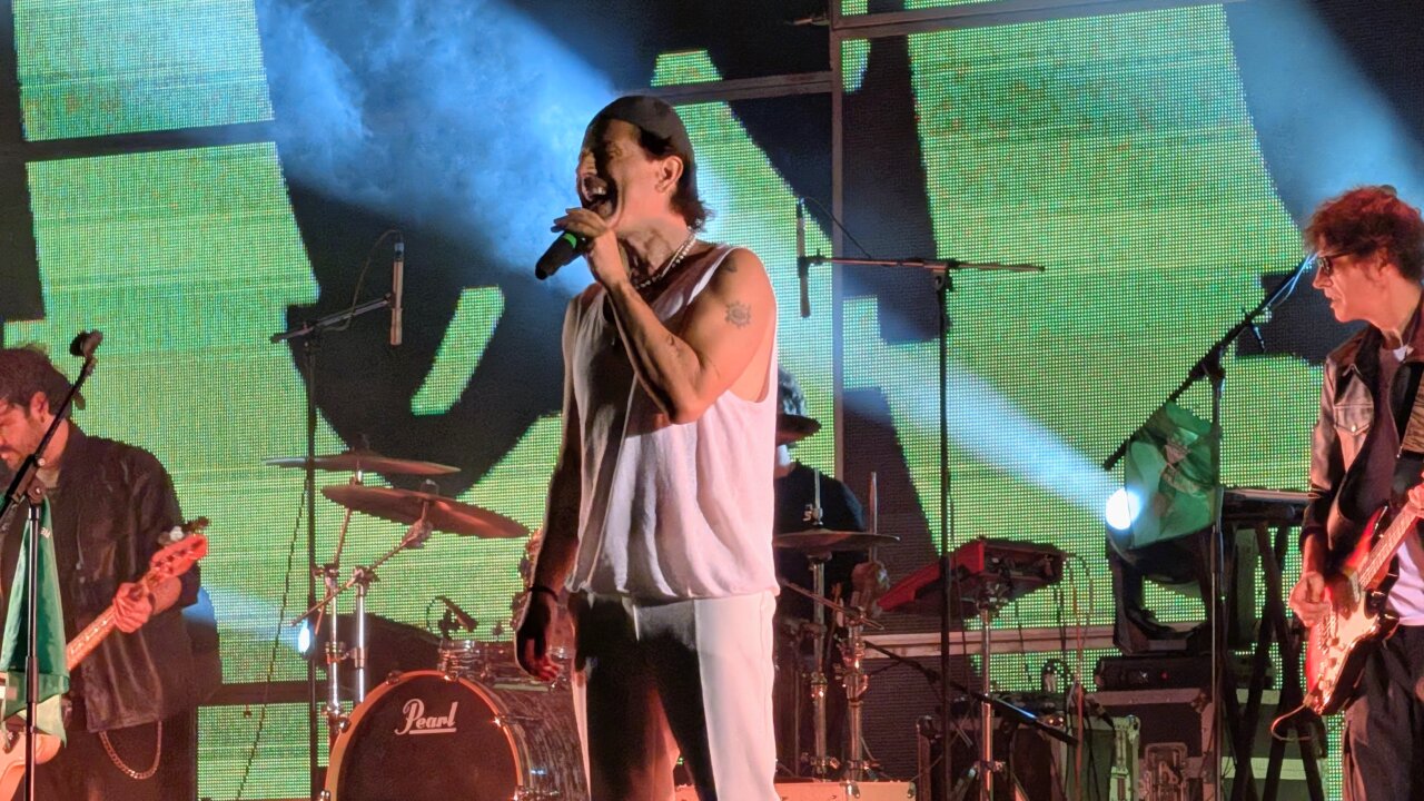 Coti cantando en la Plaza Vieja durante las Fiestas del Valle en Saldaña