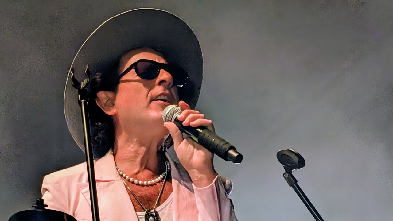 Coti cantando en la Plaza Vieja durante las Fiestas del Valle en Saldaña.