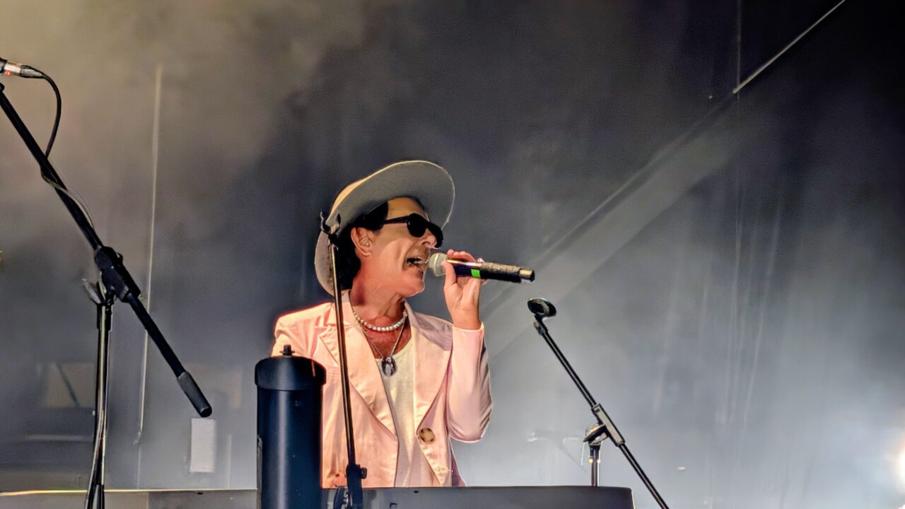 Coti cantando en la Plaza Vieja durante las Fiestas del Valle en Saldaña
