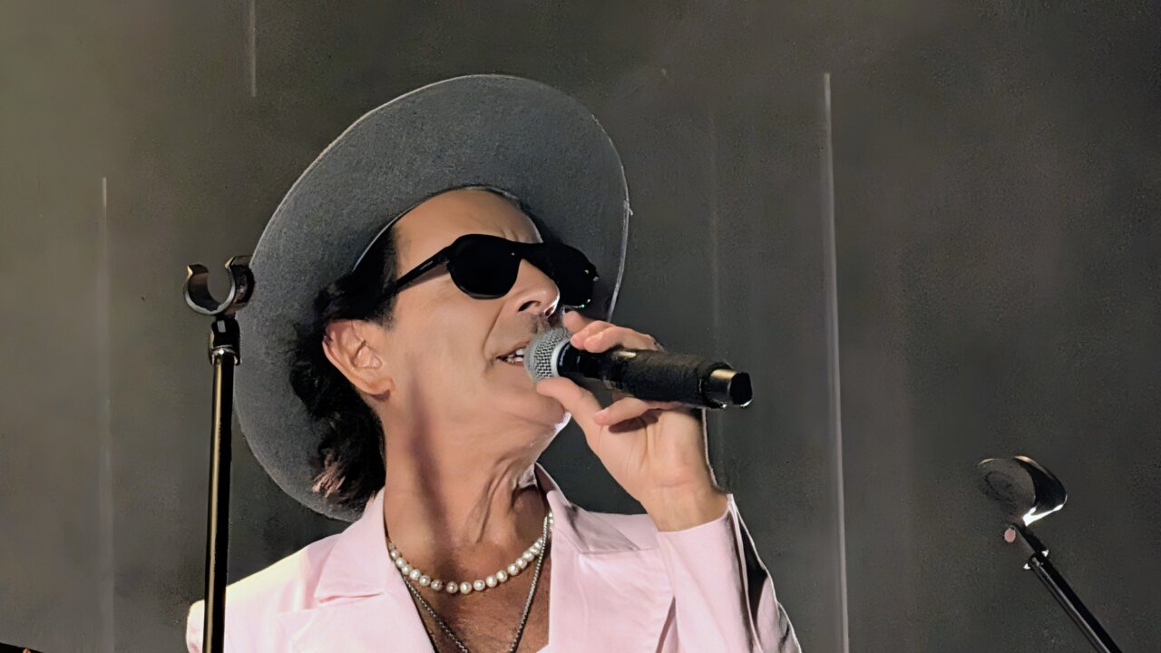 Coti cantando en la Plaza Vieja durante las Fiestas del Valle en Saldaña.