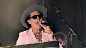 Coti cantando en el escenario durante su actuación en Saldaña