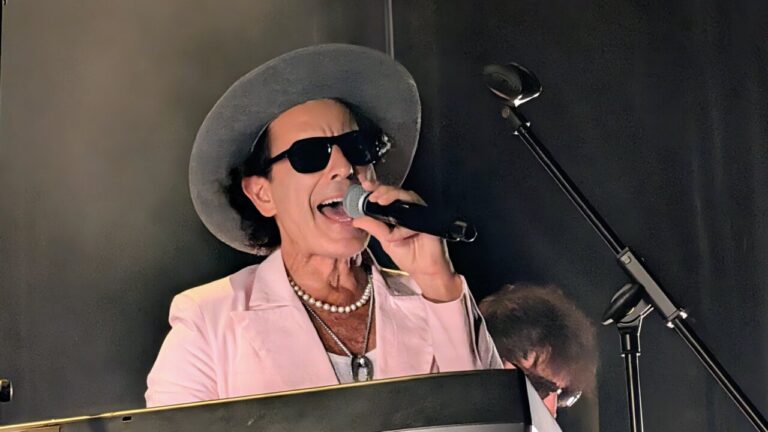 Coti cantando en el escenario durante su actuación en Saldaña
