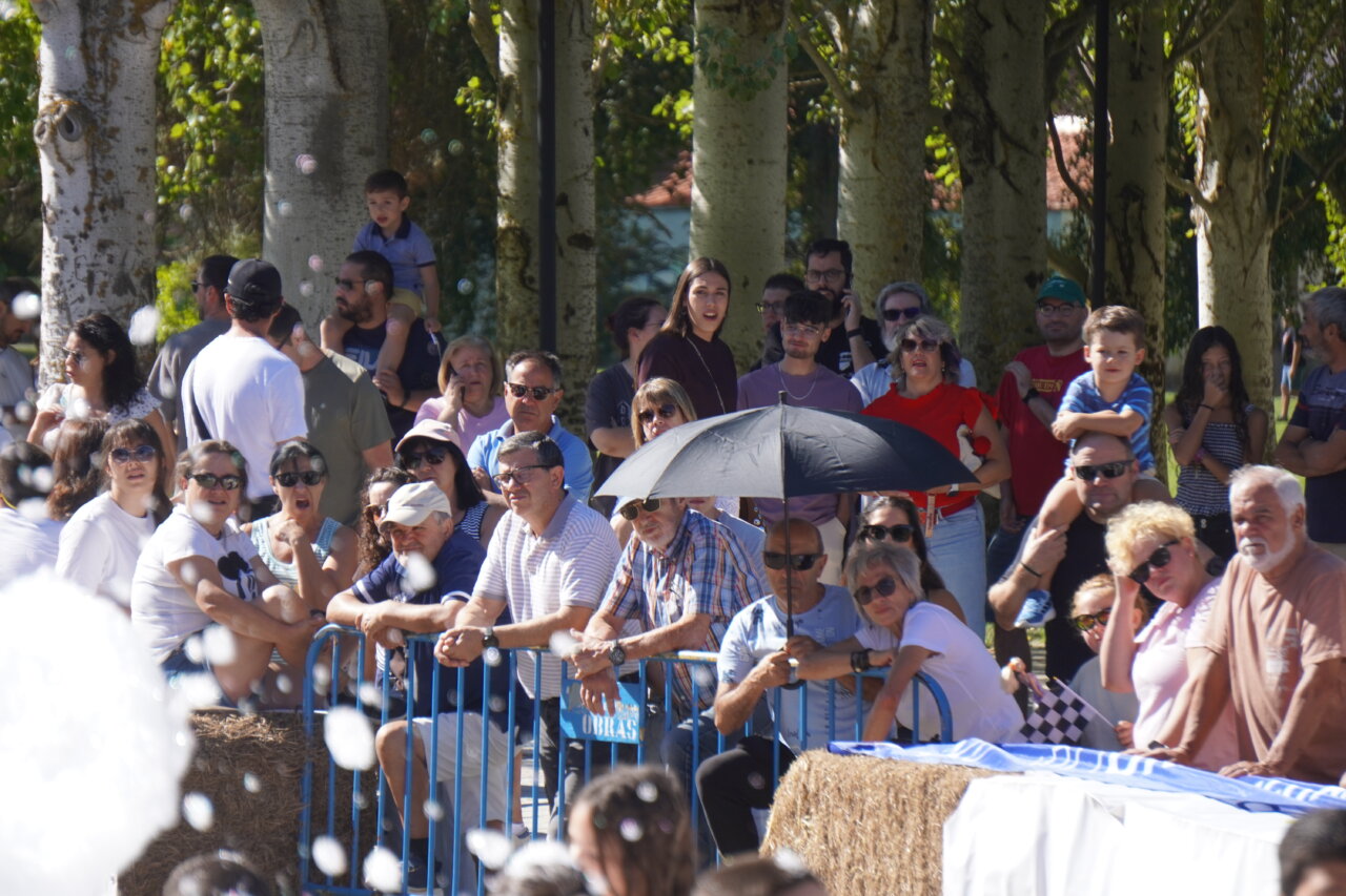 Espectadores disfrutando de la carrera de autos locos en Palencia