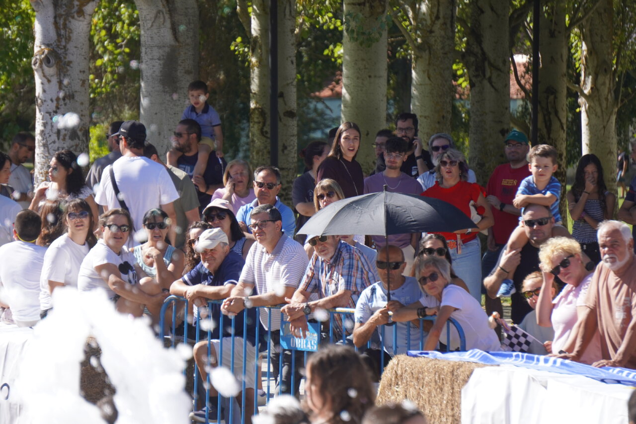 Multitud de personas observando la carrera de autos locos en Palencia
