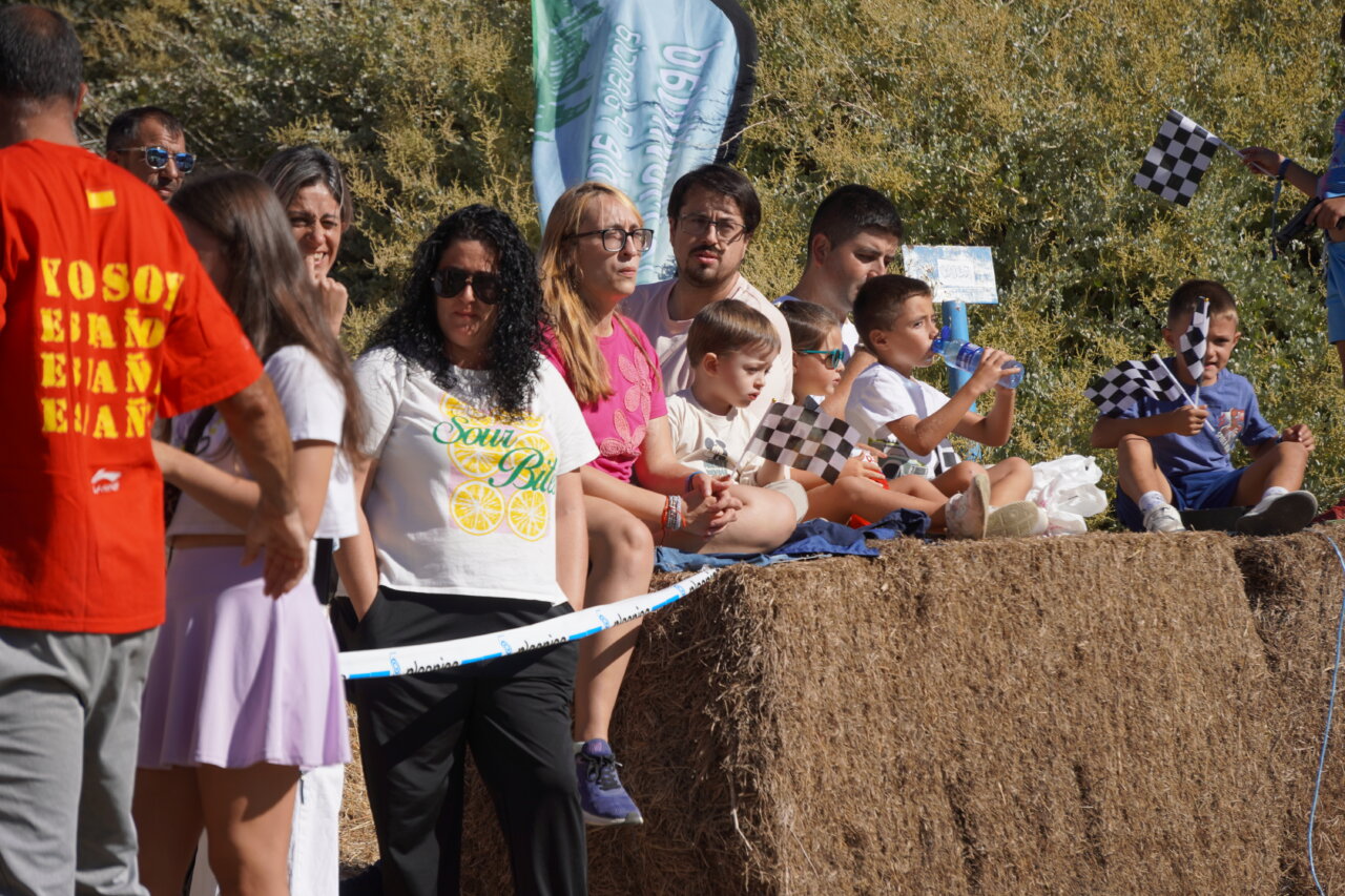 Espectadores animados en la carrera de autos locos en Palencia
