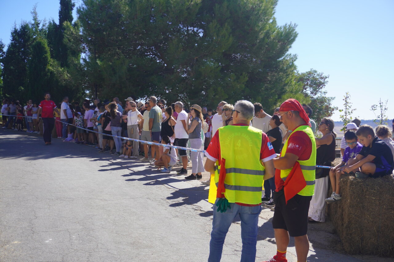 Multitud observando la carrera de los Autos Locos en Palencia