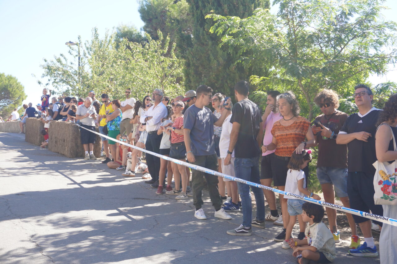 Multitud de personas observando la carrera de autos locos en Palencia