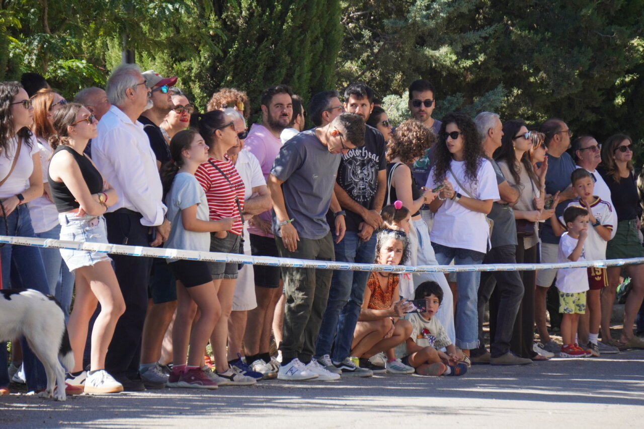 Multitud observando la carrera de autos locos en Palencia