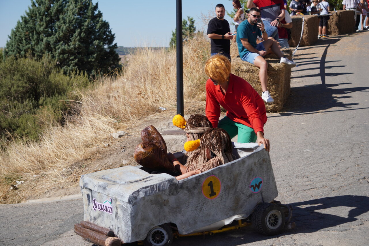 Participantes de la Guardia Viril en la carrera de autos locos en Palencia