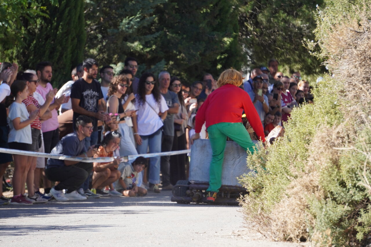 Participantes de la carrera de autos locos en Palencia con espectadores animados