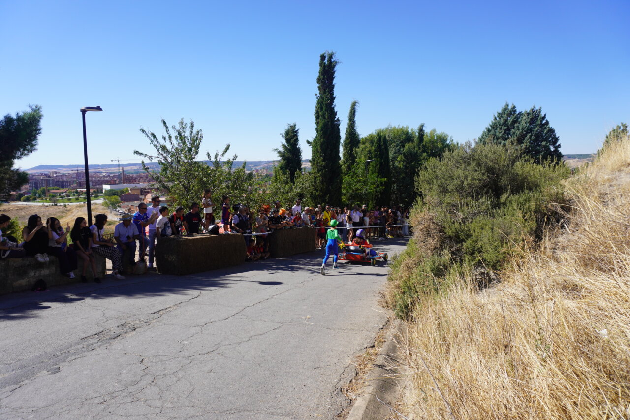Carrera de autos locos en Palencia con espectadores animados