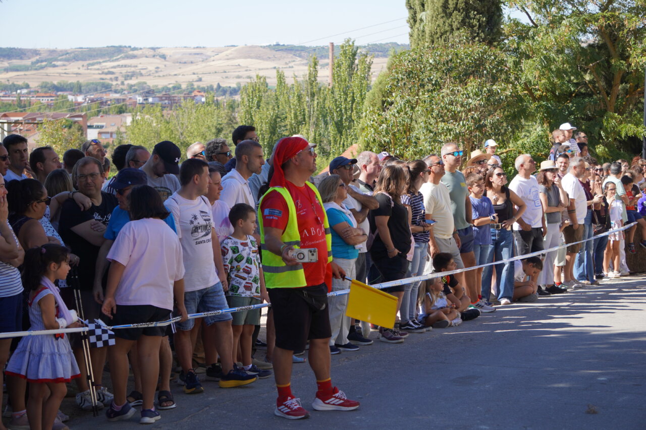 Multitud observando la carrera de autos locos en Palencia