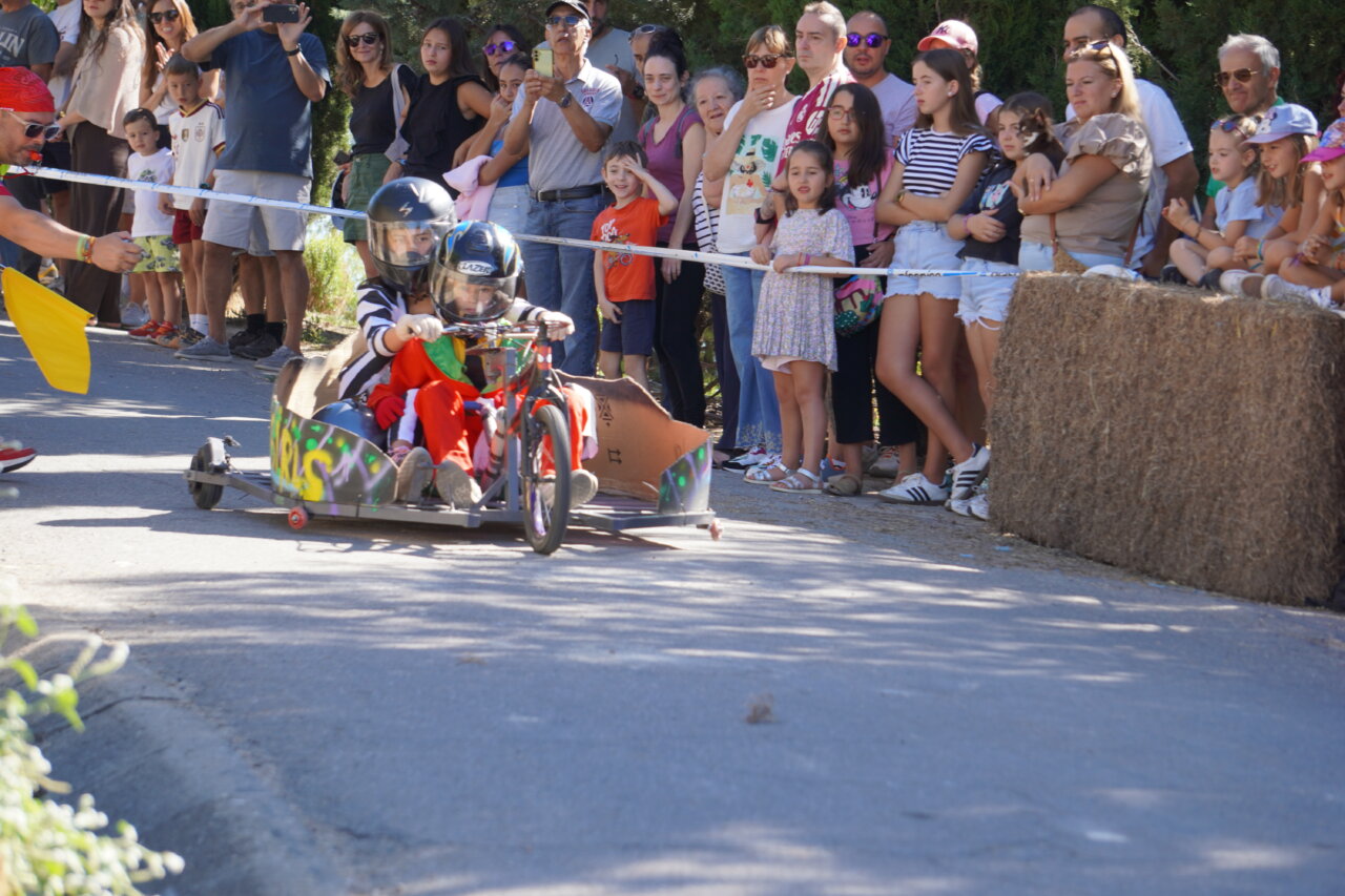 Carrera de autos locos con niños y espectadores en Palencia