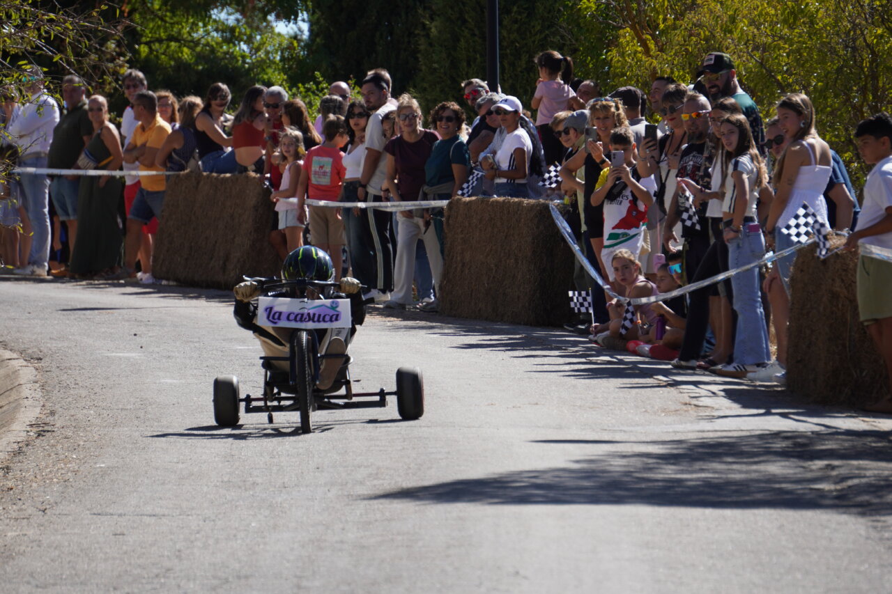 Carrera de autos locos en Palencia con espectadores animados