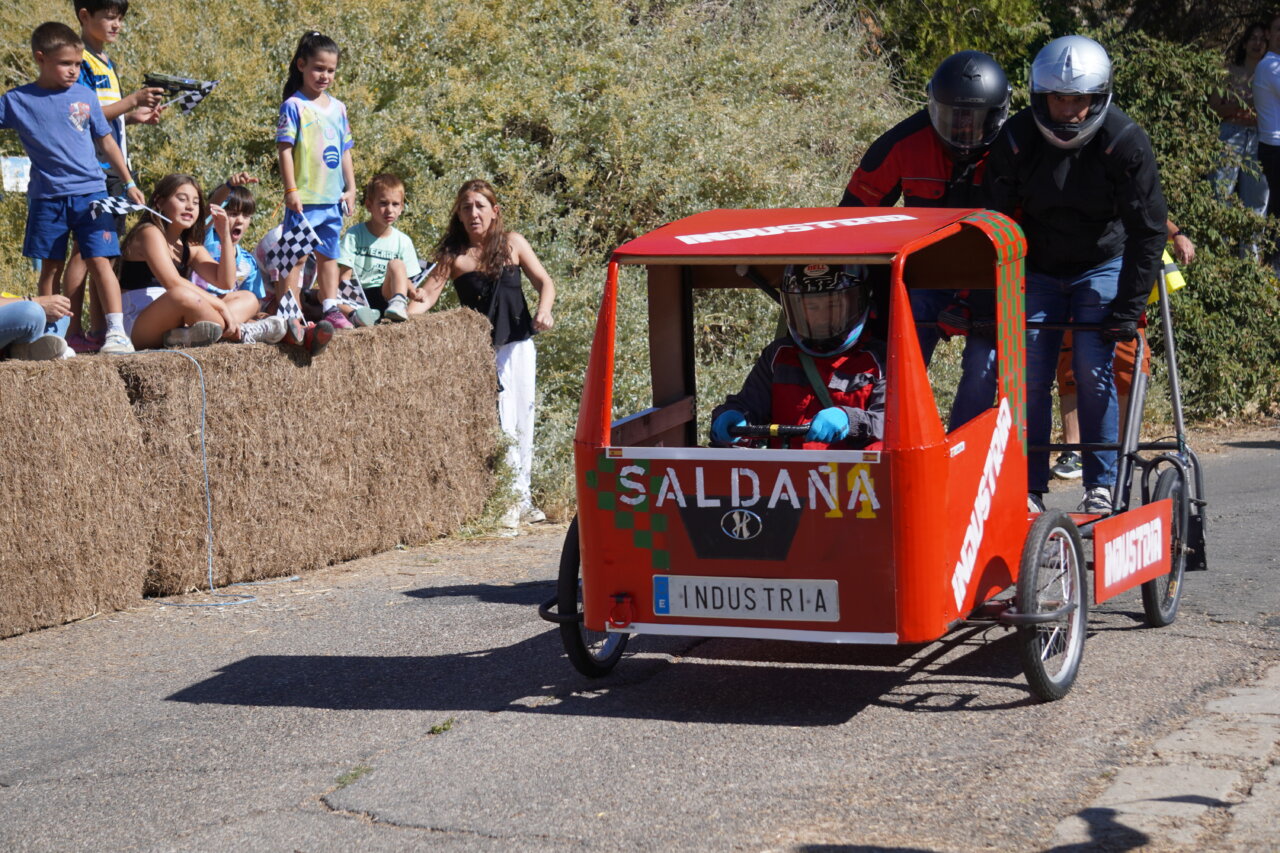 Carrera de autos locos con participantes en Palencia