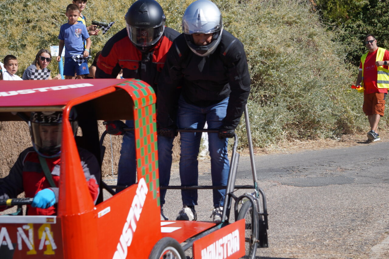 Competidores en la carrera de autos locos en Palencia