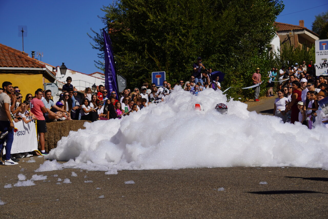 Competencia de autos locos con espuma y espectadores en Palencia
