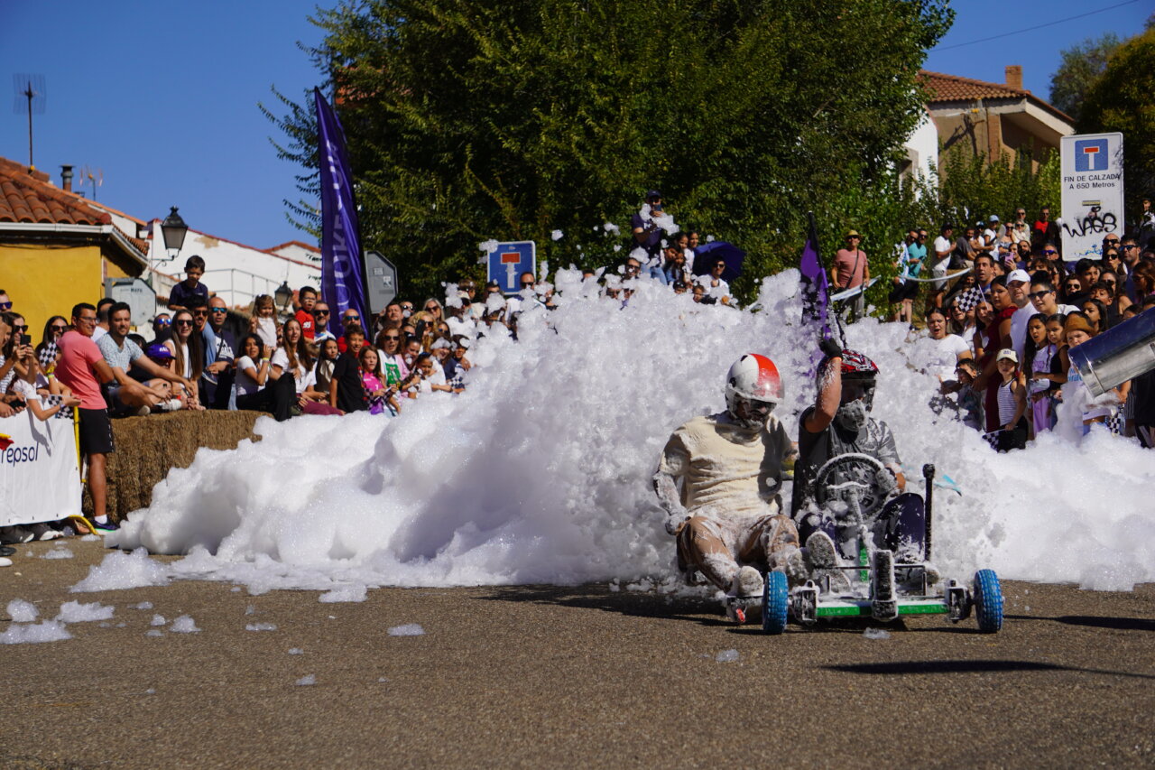 Competidores en la carrera de autos locos en Palencia con espuma