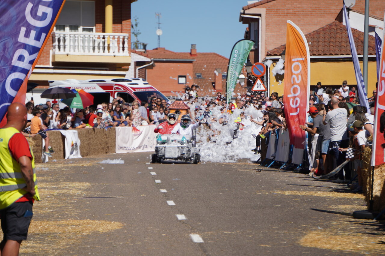 Carrera de autos locos en Palencia con participantes y espectadores