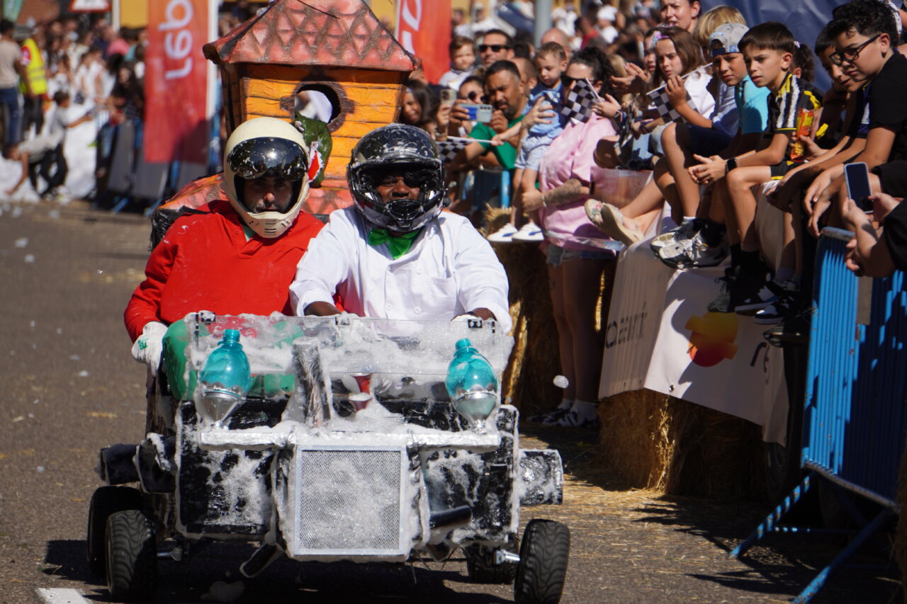 Participantes de la carrera de autos locos en Palencia con espuma y público animando