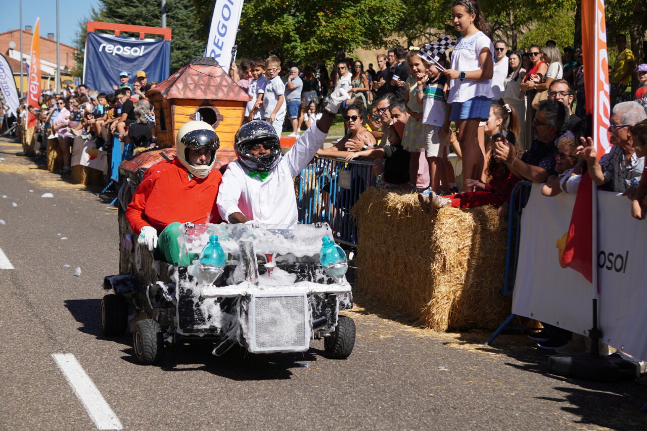 Participantes de la carrera de autos locos en Palencia con espuma en el vehículo